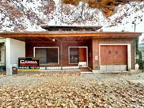 CHALET CON MAS DE 5 DORMITORIOS, QUINCHO, PARQUE, GARAGE, TRES BAÑOS, BAULERA, BARRIO RESIDENCIAL