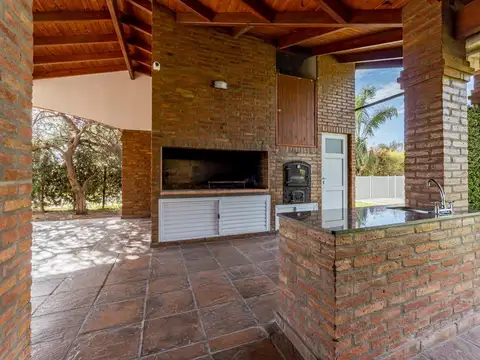 VENTA - Casa de 3 dormitorios, desarrollada en una sola planta, de excelente calidad constructiva y