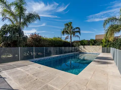 VENTA - Casa de 3 dormitorios, desarrollada en una sola planta, de excelente calidad constructiva y