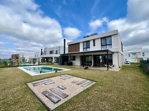 Casa en Alquiler Temporal con 2 cocheras