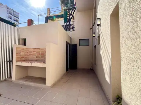Venta casa de pasillo en Ph con tres dormitorios, reciclada a nueva y patio con parrillero. Lourdes.