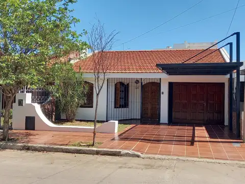 HERMOSA CASA 4 DORMIT, PILETA CON CALDERA, QUINCHO, BAÑO CON JACUZZI. B° VILLA CABRERA