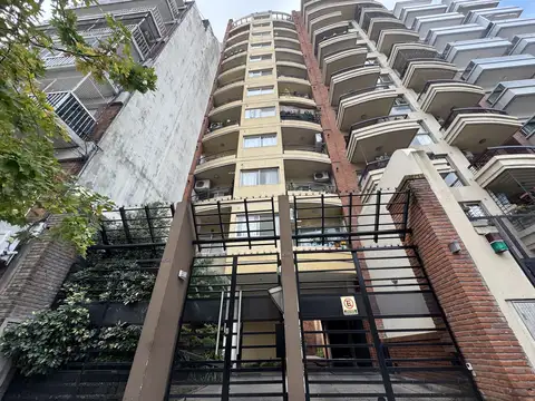 2 AMBIENTES SEMIPISO FRENTE BALCÓN COCINA INCORPORADA CALDERA REGULACION INDIVIDUAL