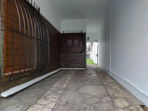 SOLIDO CHALET 2 PLANTAS CON PISCINA, QUINCHO Y GRAN PARQUE