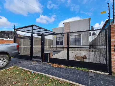 Impecable casa sobre calle Alsina, Barrio Santa Ana de Glew