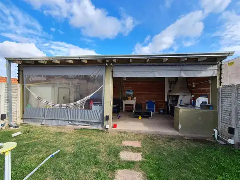 Impecable casa sobre calle Alsina, Barrio Santa Ana de Glew