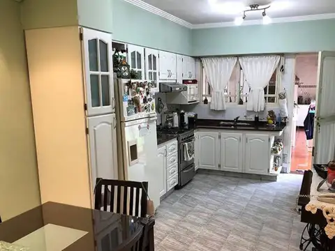 CHALET 4 AMBIENTES CON COCHERA ESCUCHA OFERTA