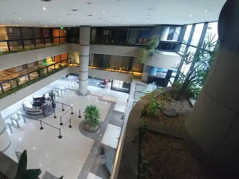 Oficina 10 ambientes con 4 baños