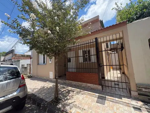 Casa con Patio verde en Barrio Sgto Cabral