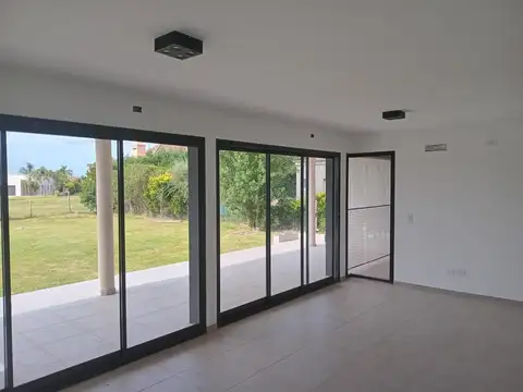 Casa 4 ambientes con 3 baños