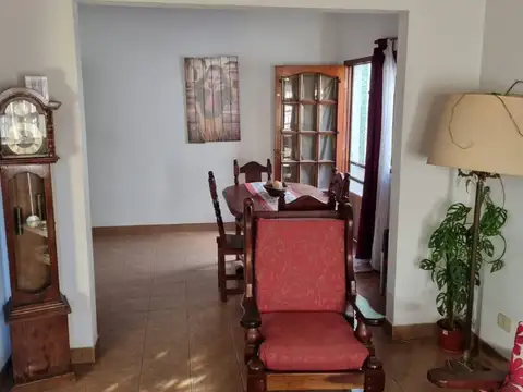 Casa con fondo, pileta y quincho en Berazategui APTA CREDITO