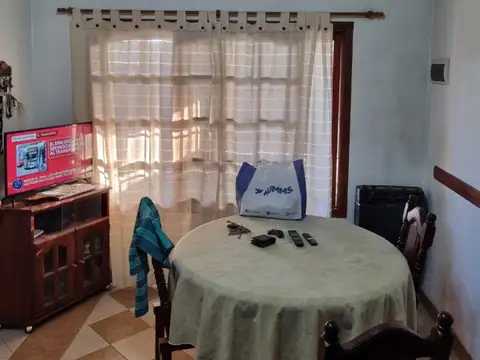 Casa con fondo, pileta y quincho en Berazategui APTA CREDITO