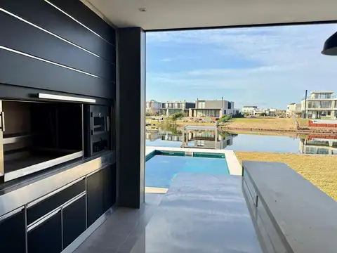 Casa 8 ambientes con 4 baños