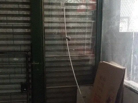 Local a la calle a 30  mts de Rivadavia   altura 8200 . Y cerca estación floresta