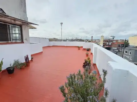 Depto. 4 Amb, c/coch, patio, balcon. Excel. ubicac