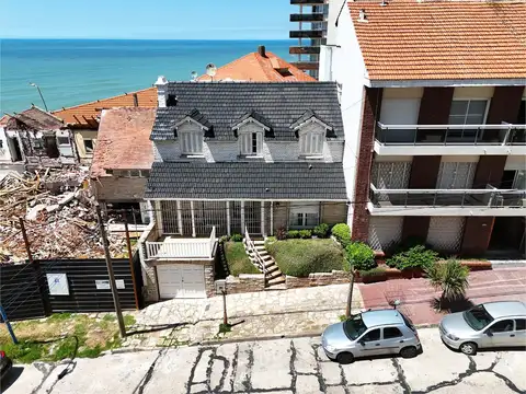 Chalet en excelente entorno a metros del mar