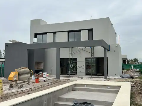 EXCELENTE CASA EN VENTA 4 DORMITORIOS APTA CREDITO