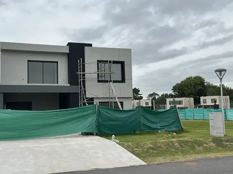 EXCELENTE CASA EN VENTA 4 DORMITORIOS APTA CREDITO