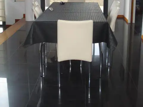 Casa 5 Amb. c/ cochera y Pileta 294 m² - Las Cañuelas Club de Campo