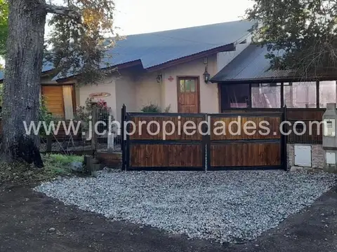 AMPLIA CASA EN BARRIO LOS VOLCANES - VILLA LA ANGOSTURA