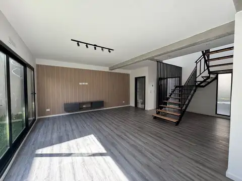 CASA EN VENTA VILLA DEVOTO A ESTRENAR COCHERA