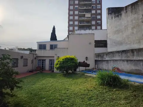 Casa 9 ambientes con 3 baños