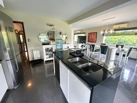 Casa 5 ambientes con 4 baños