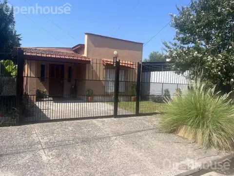 VENTA - CASA EN EL CENTRO DE PILAR  -REFACCIONADA
