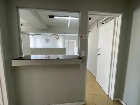 Oficina 5 ambientes con 2 baños