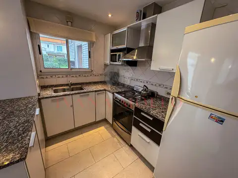 DE LAS HESPÉRIDES 1693 - TRIPLEX A LA VENTA EN PINAMAR