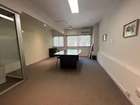 Oficina 8 ambientes con 2 baños