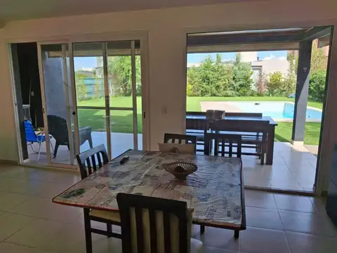 Casa 4 ambientes con 3 baños