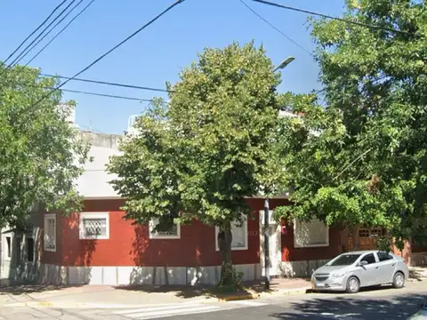 CASA EN ESQUINA - SUPER SOLEADA Y LUMINOSA - PATIO Y TERRAZA