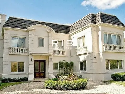 Propiedad Francesa con 5 dormitorios sobre 860 m2