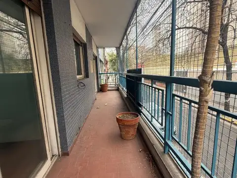 EXCELENTE 4 AMB AL FRENTE CON BALCON Y COCHERA