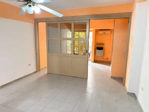 1 amb. ampl. dividido c/mampara a la calle bcon. fces.