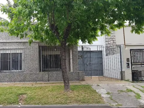 ALQUILER DE CASA TRES  AMB EN ZONA CHILAVERT