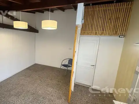 Local PH independiente a metros de Avenida, ideal con consultorio.