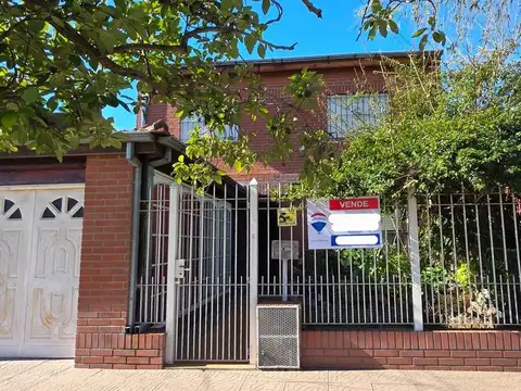 CASA EN VENTA TEMPERLEY CON DPTO, GARAGE Y PATIO