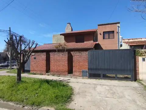 VENTA CASA 5 AMBIENTES - GRAND BOURG