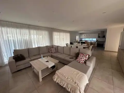 Casa 7 ambientes con 3 baños