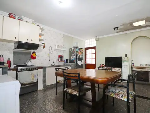 Casa 4 ambientes con 2 baños