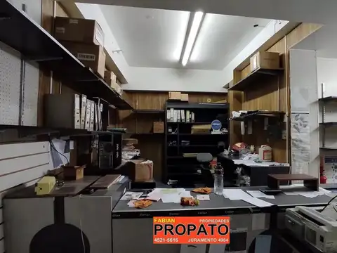Local comercial en Galería Los Andes de 81m² en 2 plantas muy buen estado con baño y baulera!