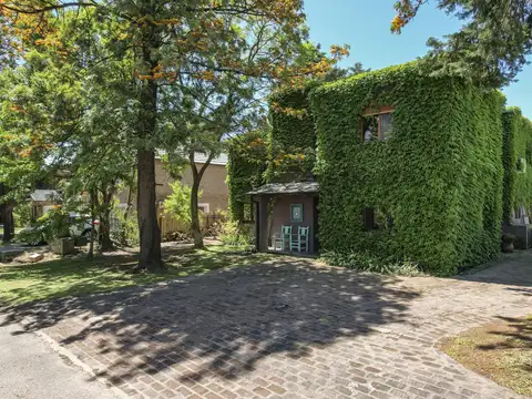 Casa en Venta con 3 cocheras