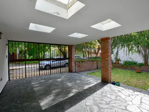 Casa 6 ambientes con 2 baños