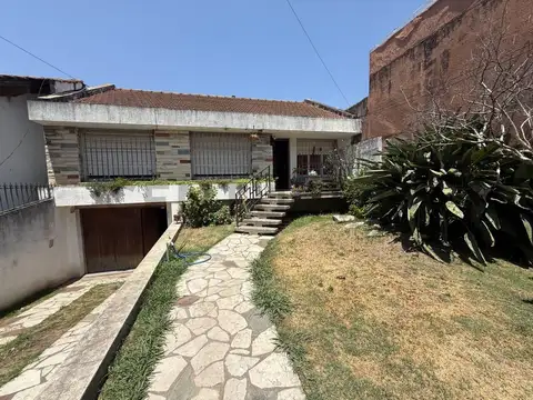VENTA CASA CON JARDIN Y COCHERA EN MORENO