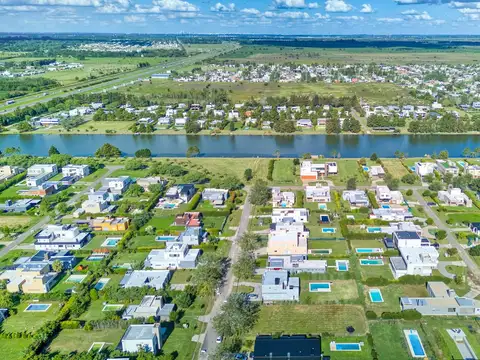 Terreno en barrio cerrado, 905 m2, parquizado, Puerto Roldan