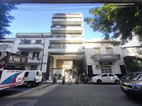 OPORTUNIDAD! LOCAL/ OFICINA AL FRENTE A MEDIA CUADRA DEL HOSPITAL ITALIANO