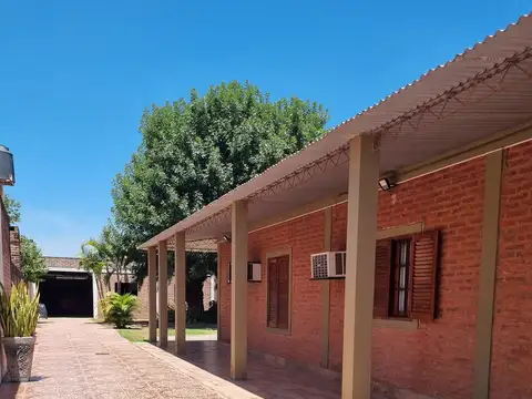 Casa, gran patio y depósito para destinos múltiples!