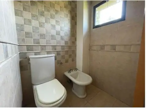 Casa 6 ambientes con 2 baños